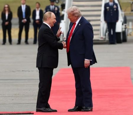 No Alasca, Trump e Putin se cumprimentam na chegada 