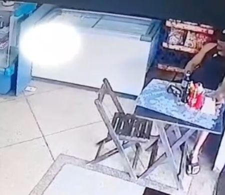 Polícia prende homem por se masturbar dentro de padaria