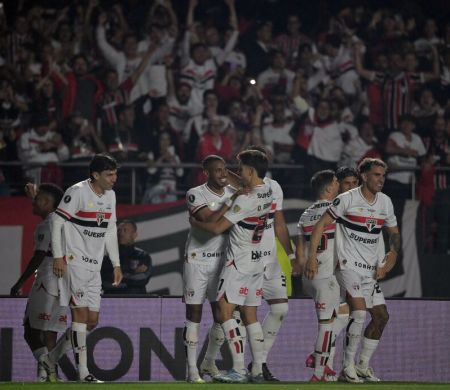 Rafael pega pênalti, São Paulo bate Atlético Nacional e vai às quartas