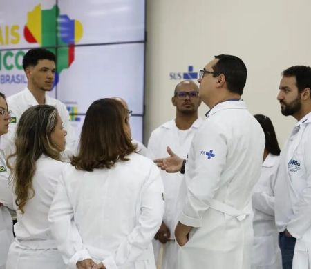 Cerca de 1,5 mil médicos selecionados começam a atuar no país