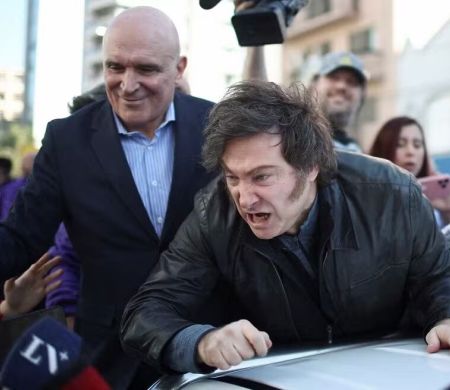 Esquerda ataca Milei a pedradas durante carreata na Argentina
