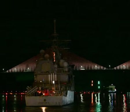 Navio de mísseis entra no Canal do Panamá rumo ao Caribe