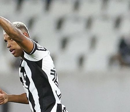 Botafogo goleia o Bragantino e encosta no G4 do Brasileirão