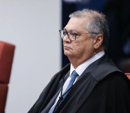 PF indicia mulher que hostilizou Dino na véspera de julgamento 