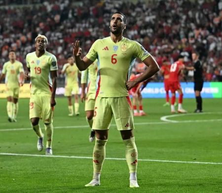 Espanha atropela Turquia com hat-trick de volante e segue 100% nas Eliminatórias