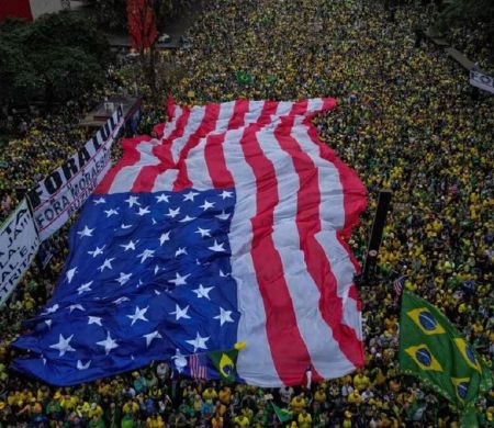 Bandeira dos EUA estendida em ato é debatida  por deputados 