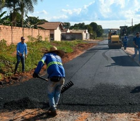 Com investimentos do governo, asfalto avança em Rio Verde