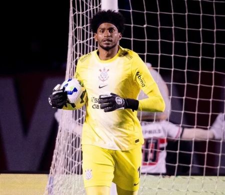 Hugo Souza passa Dida em pênaltis defendidos pelo Corinthians