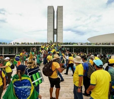 Entenda a proposta que exclui Bolsonaro de perdão por 8/1