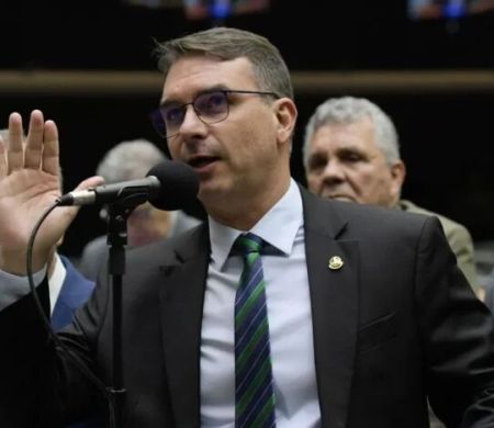 “STF manda no Congresso Nacional”, diz Flávio Bolsonaro