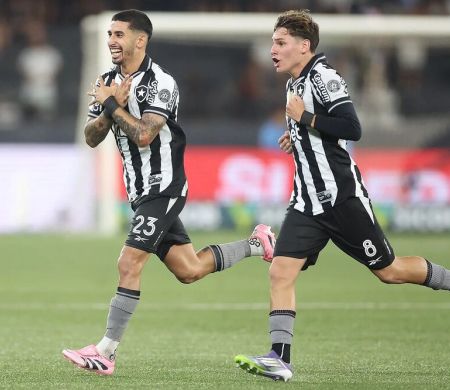 Botafogo vence Atlético-MG e dorme no G4 do Brasileirão
