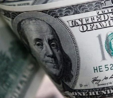 Dólar está operando em alta após cair na véspera de falas de Powell