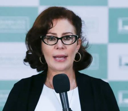 Carla Zambelli tem suas redes sociais liberadas por Moraes 