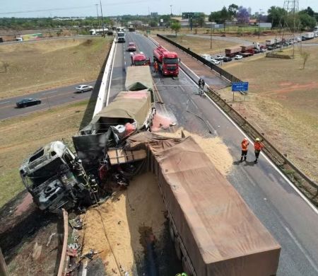 Explosão em colisão entre carretas deixa caminhoneiro carbonizado
