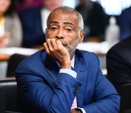 Por dívida milionária, bens do senador Romário vão a leilão no Rio
