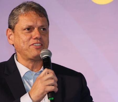 Tarcísio sinaliza aliança para a reeleição ao reunir 58 deputados 