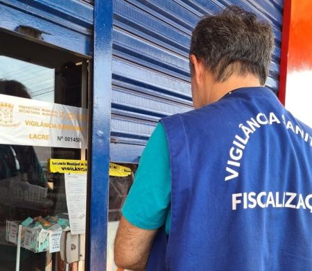 Vigilância Sanitária faz batida em bares após morte por bebida adulterada