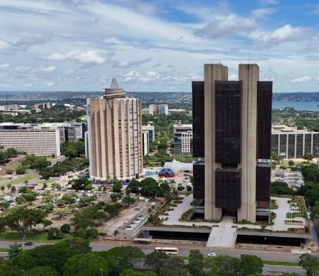 Mercado reduz projeções para dólar em 2025 e 2026, mostra Focus