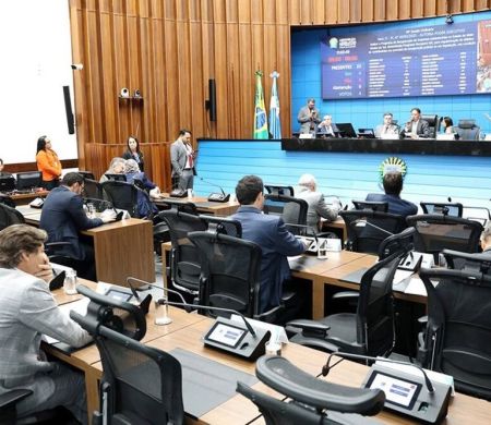 Deputados analisam 14 projetos em sessão ordinária nesta quarta-feira