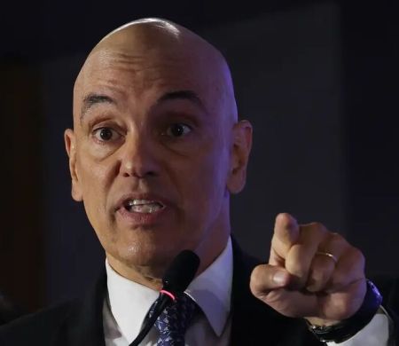 Moraes suspende decisão que destituiu defesa de réus do núcleo 2