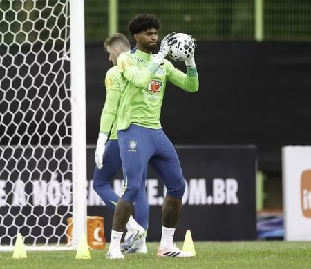 Hugo Souza foi a única novidade de Ancelotti no último treino em Seul
