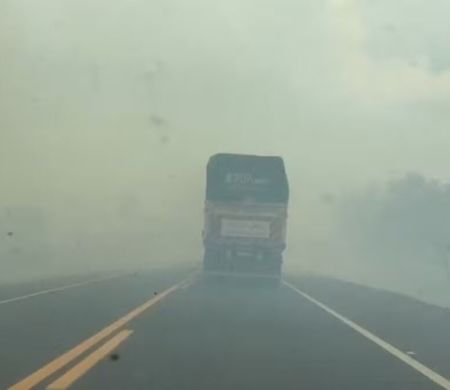 Incêndio reduz visibilidade e causa interdição na BR-163