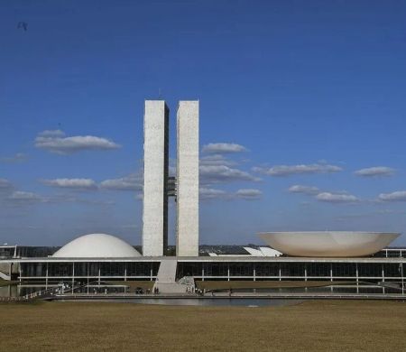 Governo tenta reorganizar sua base no Congresso e pune 