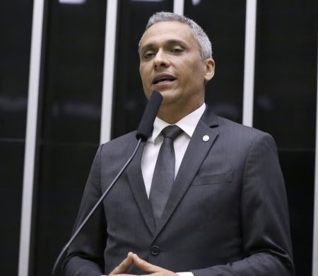 Câmara suspende ação penal contra deputado Gustavo Gayer no STF