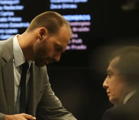 Para se vingar, Moraes manda DPU assumir a defesa de Eduardo Bolsonaro 
