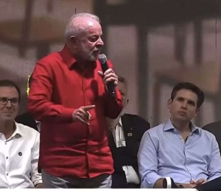 Lula constrange Hugo Motta em evento e ataca o que chama de ‘baixo nível’ do Congresso