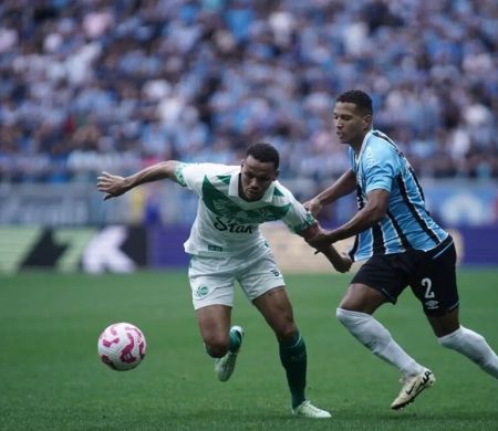 Grêmio vence Juventude com hat-trick de Carlos Vinícius