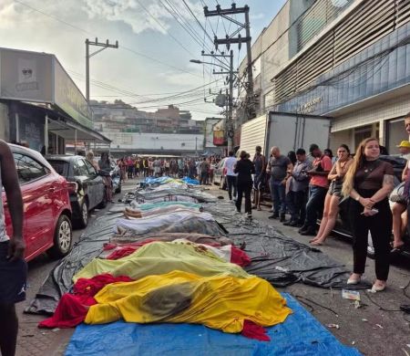 Moradores levam ao menos 50 corpos até a praça da Penha