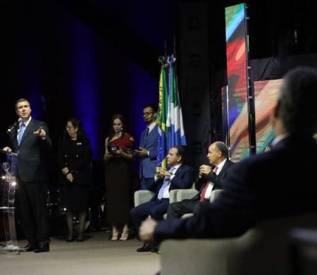 Governador Eduardo Riedel prestigia entrega de honrarias pela Alems  Governador Eduardo Riedel prestigia entrega de honrarias pela Alems