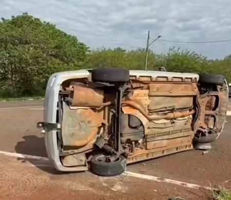 Em Campo Grande, buraco “tomba” carro e vira símbolo do caos no asfalto