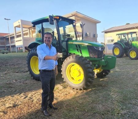 Nelsinho Trad entrega maquinários e reforça apoio às prefeituras
