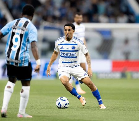 Cruzeiro vence o Grêmio e vê Palmeiras a dois pontos no Brasileiro