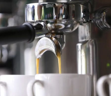 Beber café reduz risco de arritmia cardíaca, diz estudo 