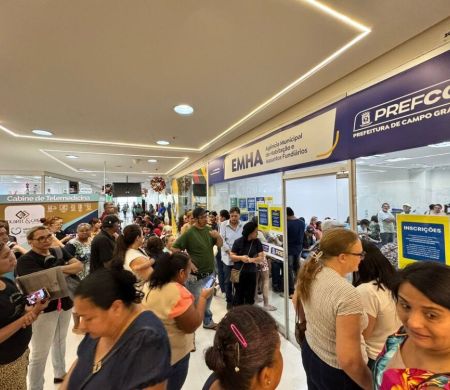 Dezenas de famílias lotam a Emha no 1º dia de inscrição