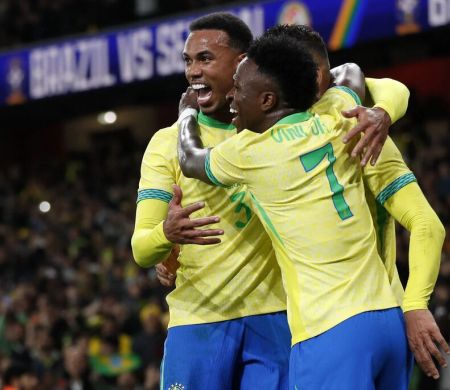 Com gols de Estêvão e Casemiro, Brasil vence Senegal em amistoso