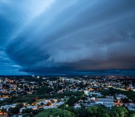 Nuvem prateleira cobre Foz do Iguaçu, antecedendo tempestade 