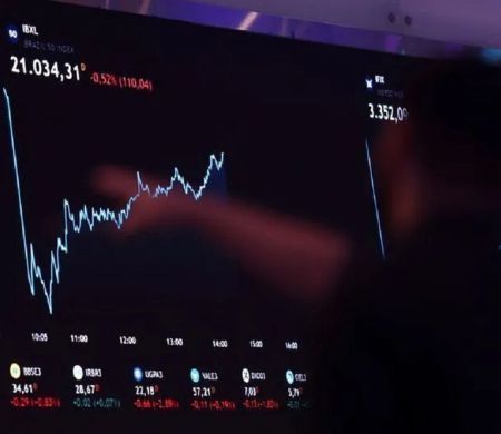 Bolsa e dólar operam estáveis após IPCA-15 levemente acima do esperado