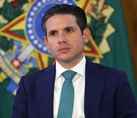 Presidente da Câmara proíbe deputados de votarem do exterior