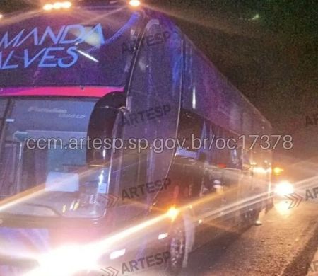 Ônibus de cantora sertaneja sofre acidente e deixa 23 feridos em SP
