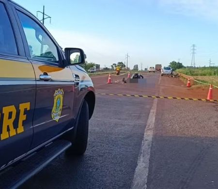Colisão traseira com carreta na BR-163 mata motociclista de 20 anos