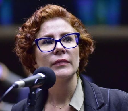 Por 227 votos a favor e 170 contra, Câmara livra mandato de Carla Zambelli 