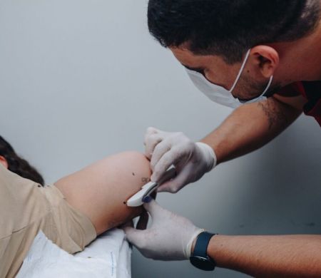 Contraceptivo Implanon está disponível pelo SUS a mulheres de 18 a 49 anos 