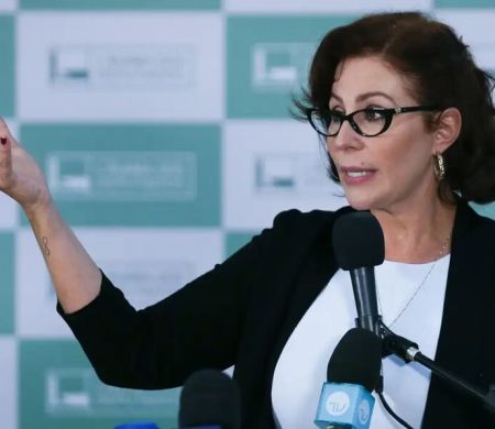 Renúncia de Carla Zambelli abre vaga para suplente na Câmara