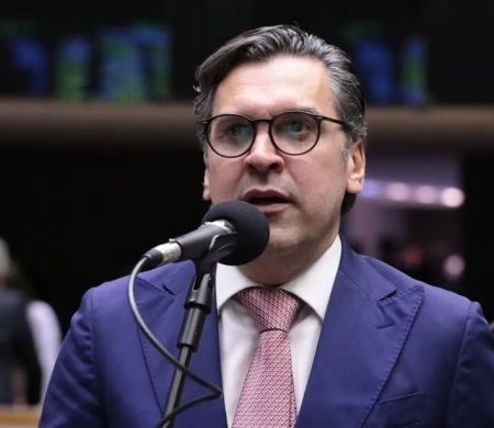 Isnaldo entrega parecer do orçamento com superávit de R$ 34,5 bi em 2026