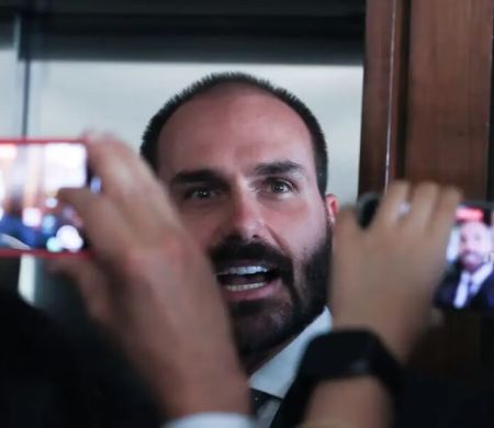 Eduardo Bolsonaro e família têm passaportes diplomáticos cancelados&nbsp;