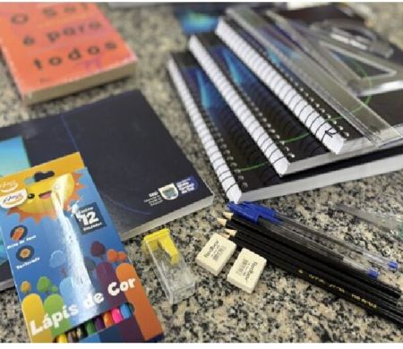 Governo do Estado inicia entrega de kits escolares e uniformes